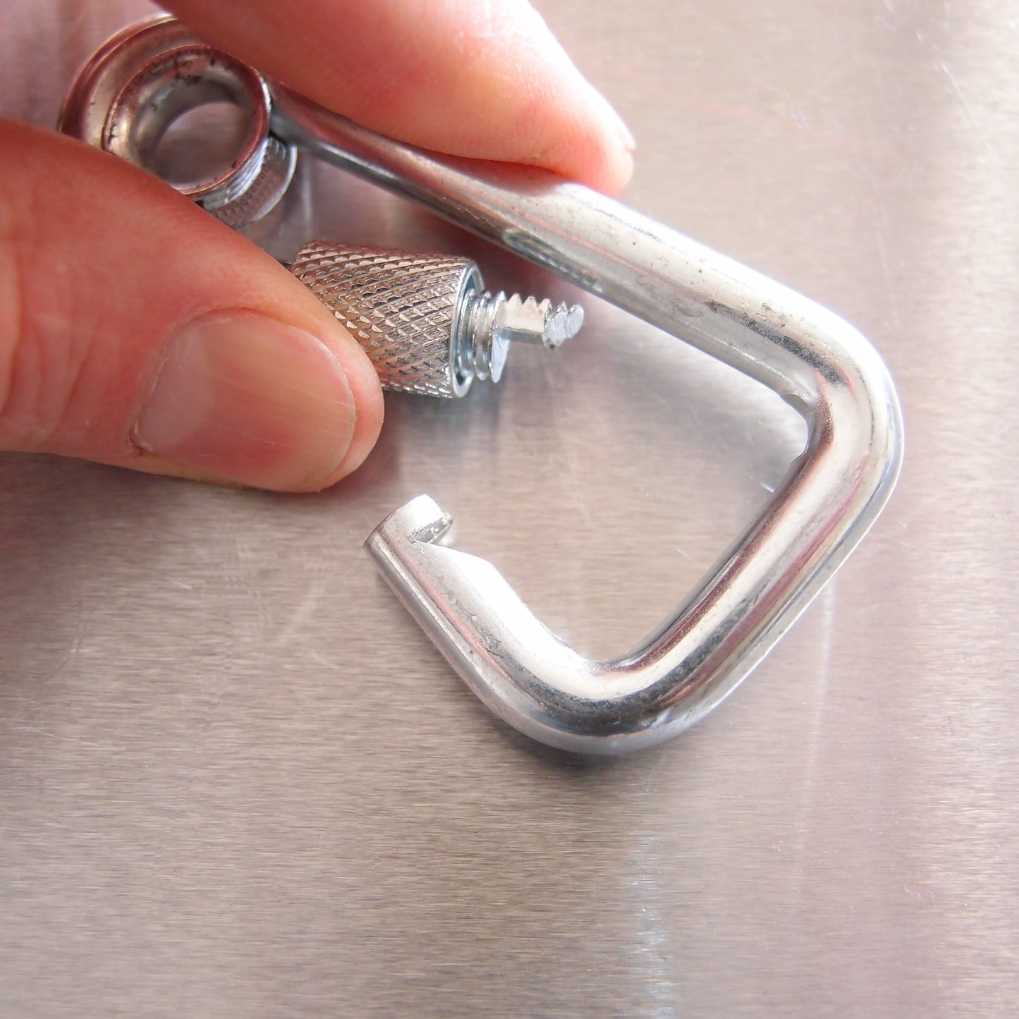 Asymmetric Carbine hook with Screw Gate - Zinc Plated