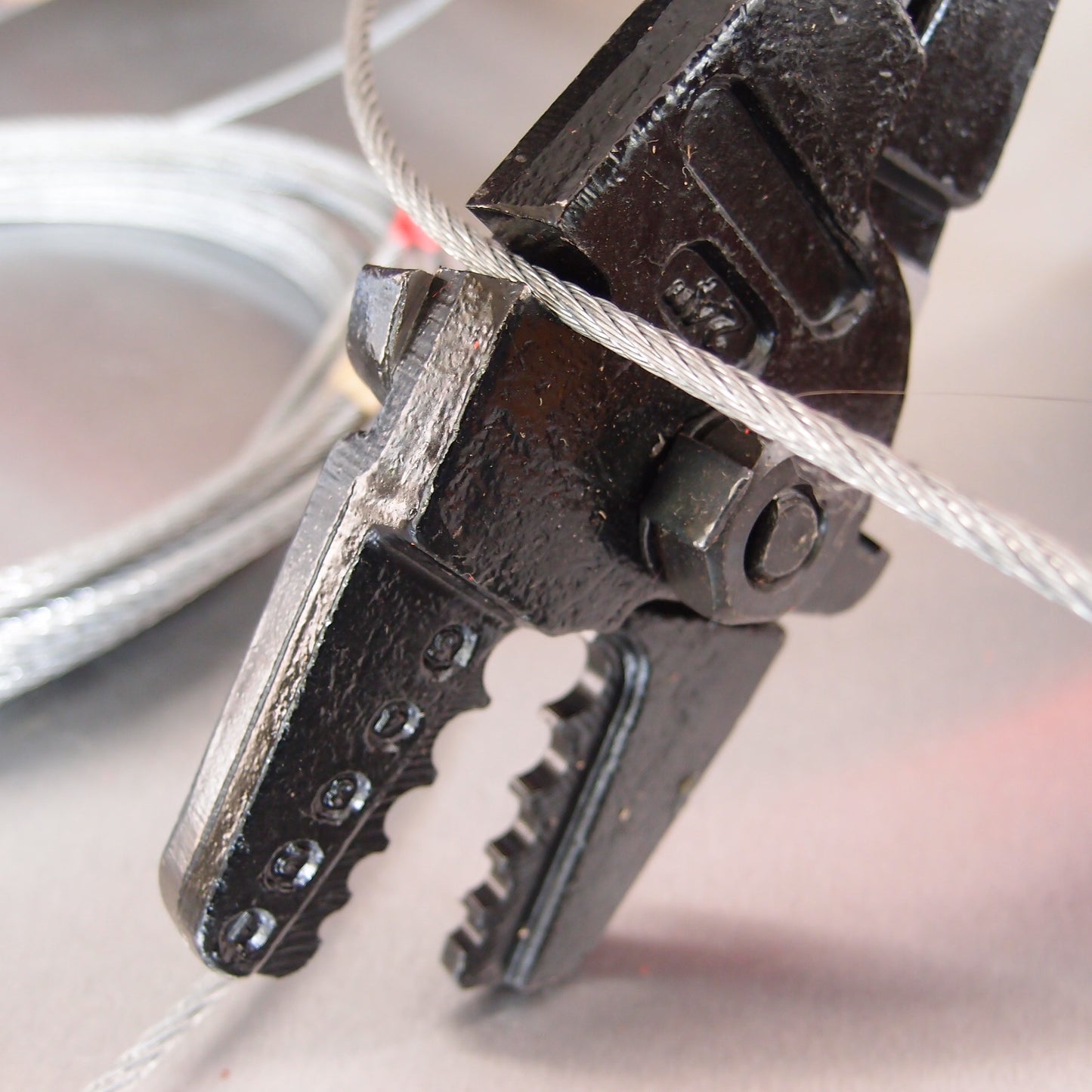 Wire Rope Swaging/Crimping/Rigging Tool - Handheld - Built-In Cutter