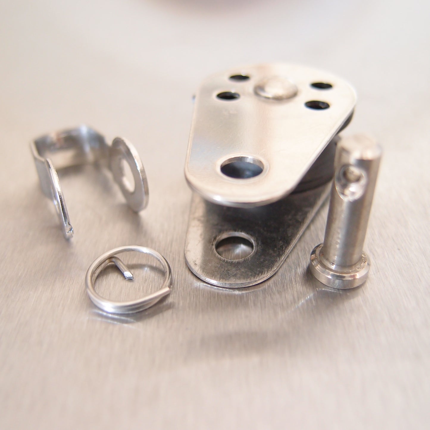 Stainless Steel 25mm Pulley Block with Nylon Sheave - Removable Pin & Bracket - AISI 316